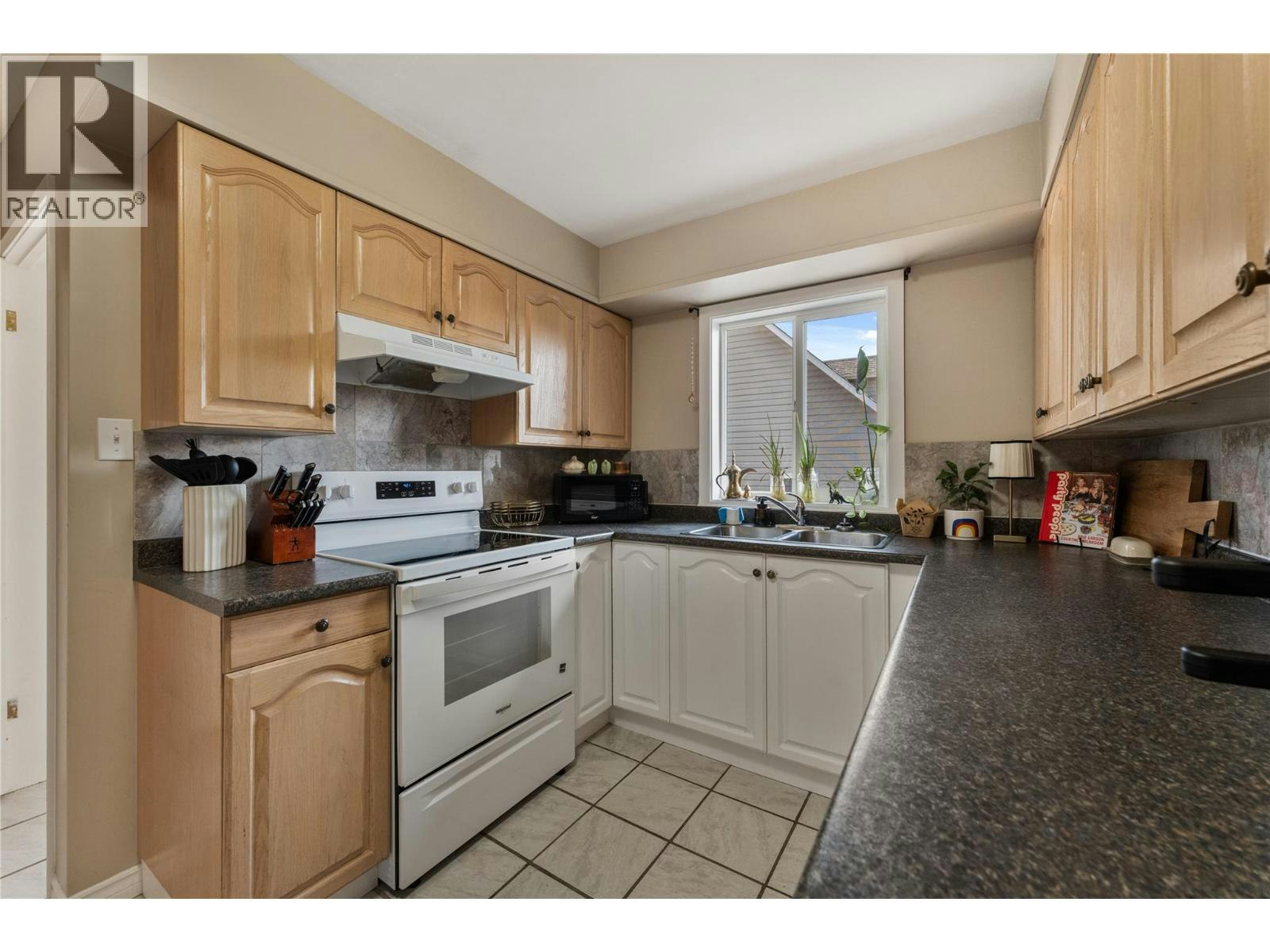 811 Martin Avenue, Kelowna, BC, V1Y 6V4 - 10