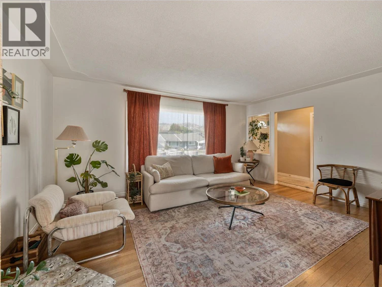 811 Martin Avenue, Kelowna, BC, V1Y 6V4 - 3