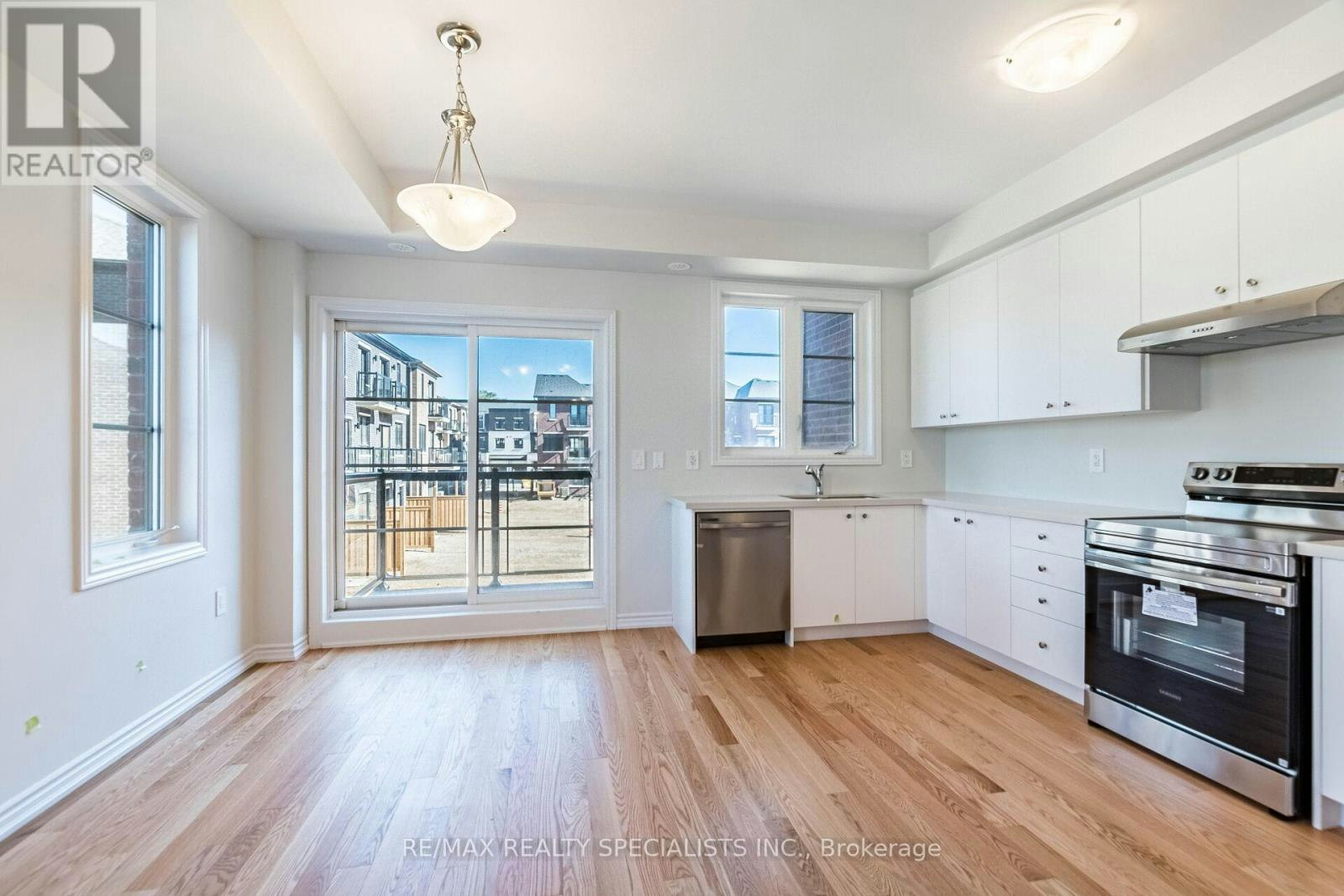 5966 Saigon Street, Mississauga, ON, L5V 2V9 - 2