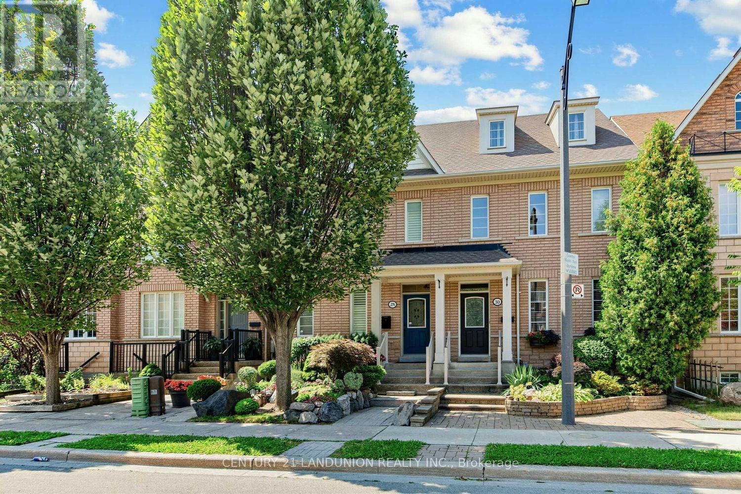 28 Herzberg Gardens, Toronto, ON, M3J 3P4