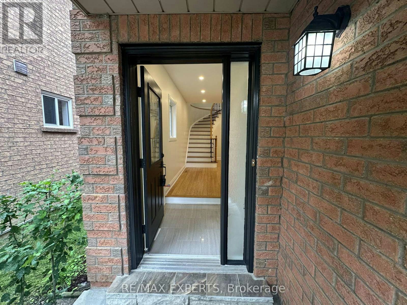 249 Rushbrook Drive, Newmarket, ON, L3X 2E3 - 2