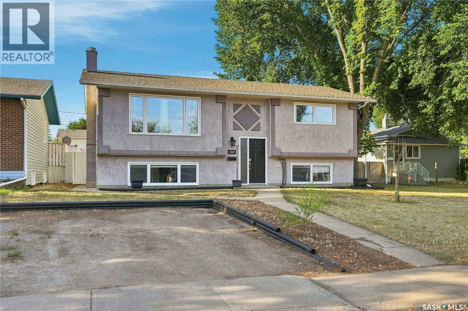 1109 Lillooet Street W, Moose Jaw, SK, S6H 5A2