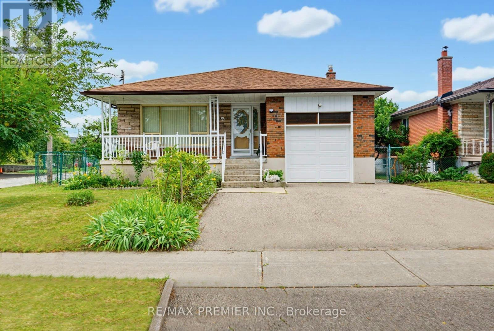 27 Whitfield Avenue, Toronto, ON, M9L 1G2