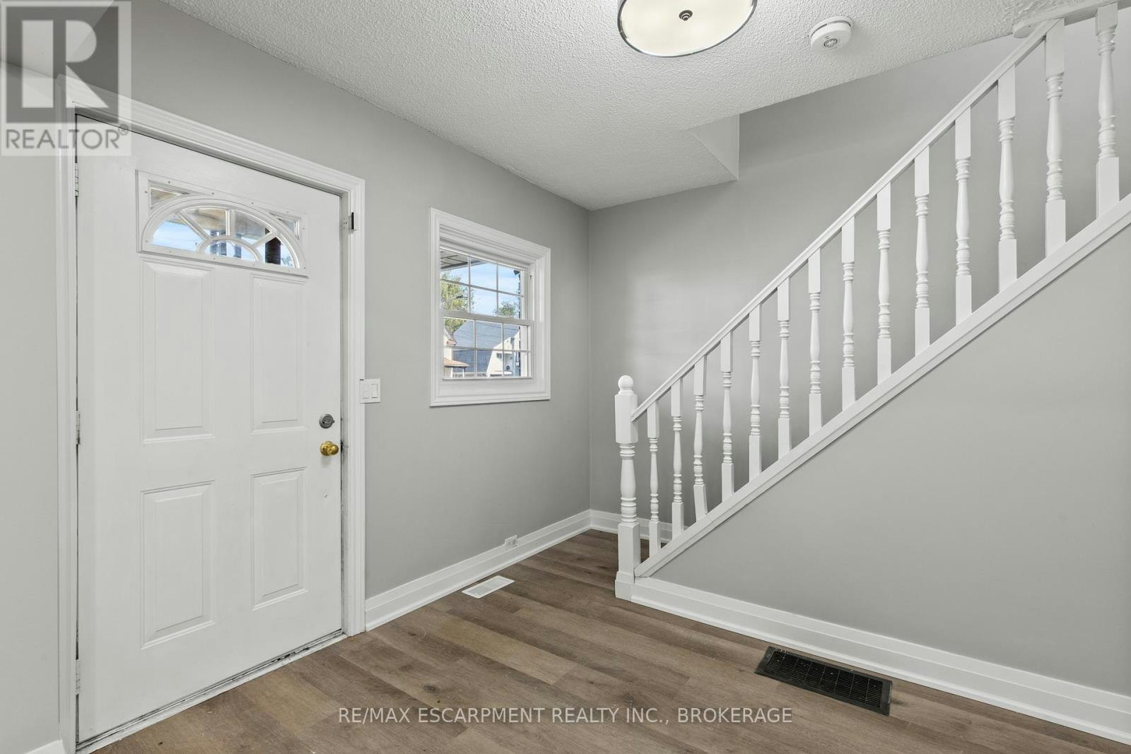 UPPER-15 Mccormick Street, Welland, ON, L3C 4L8 - 4