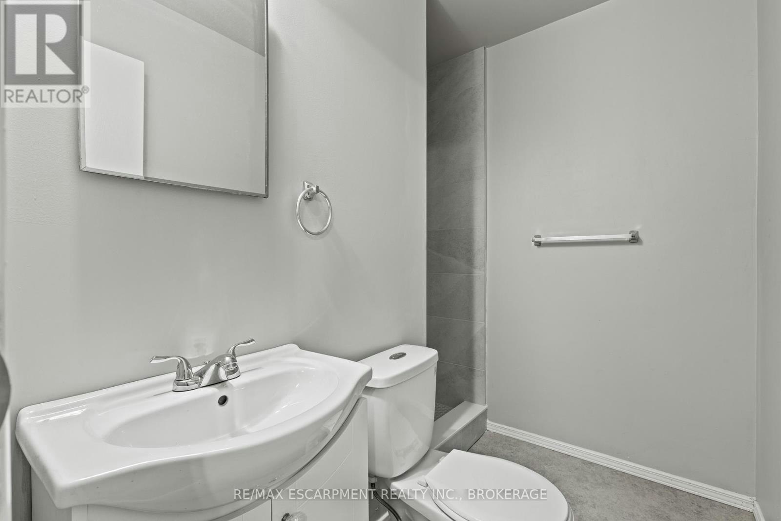 UPPER-15 Mccormick Street, Welland, ON, L3C 4L8 - 12