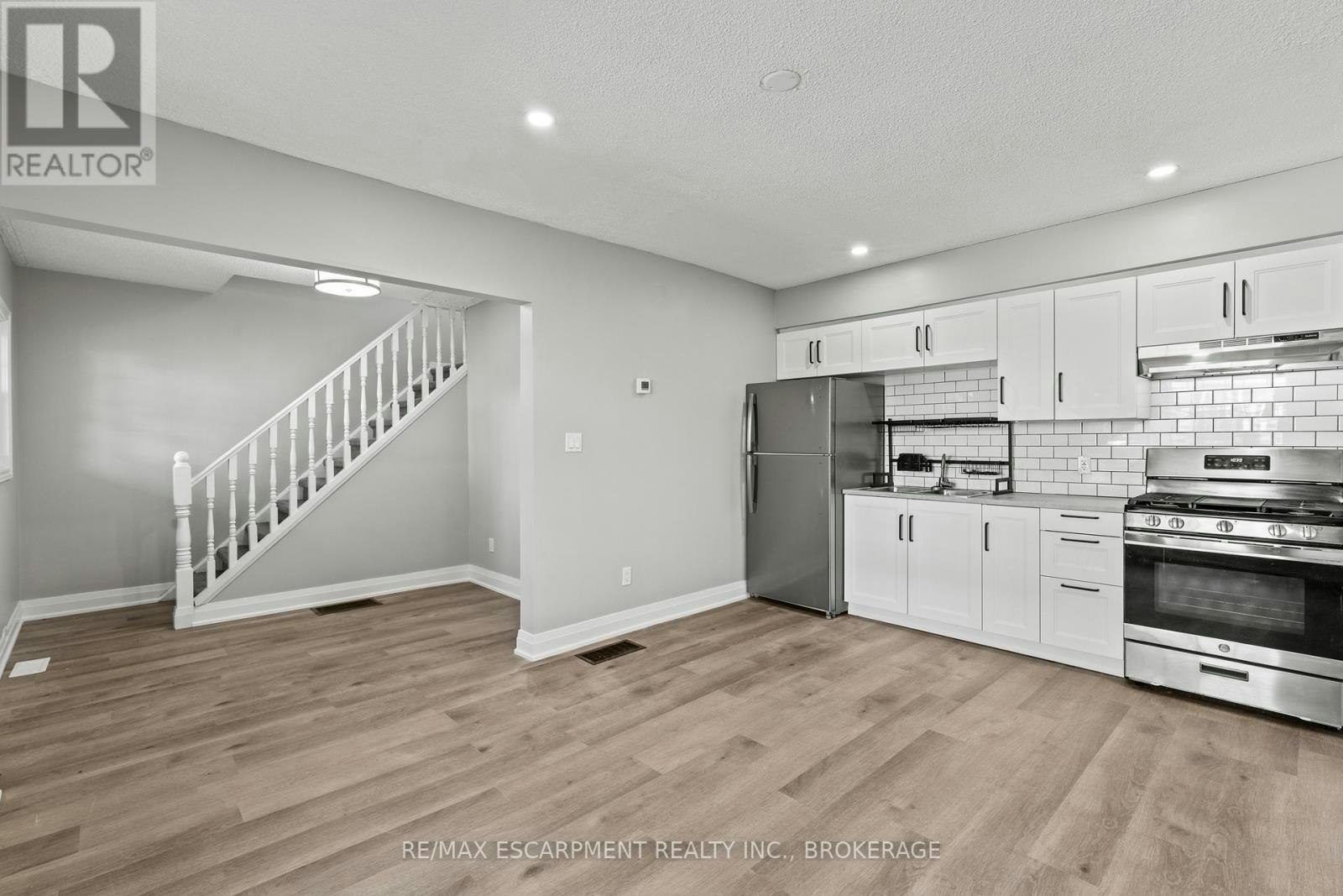 UPPER-15 Mccormick Street, Welland, ON, L3C 4L8 - 8