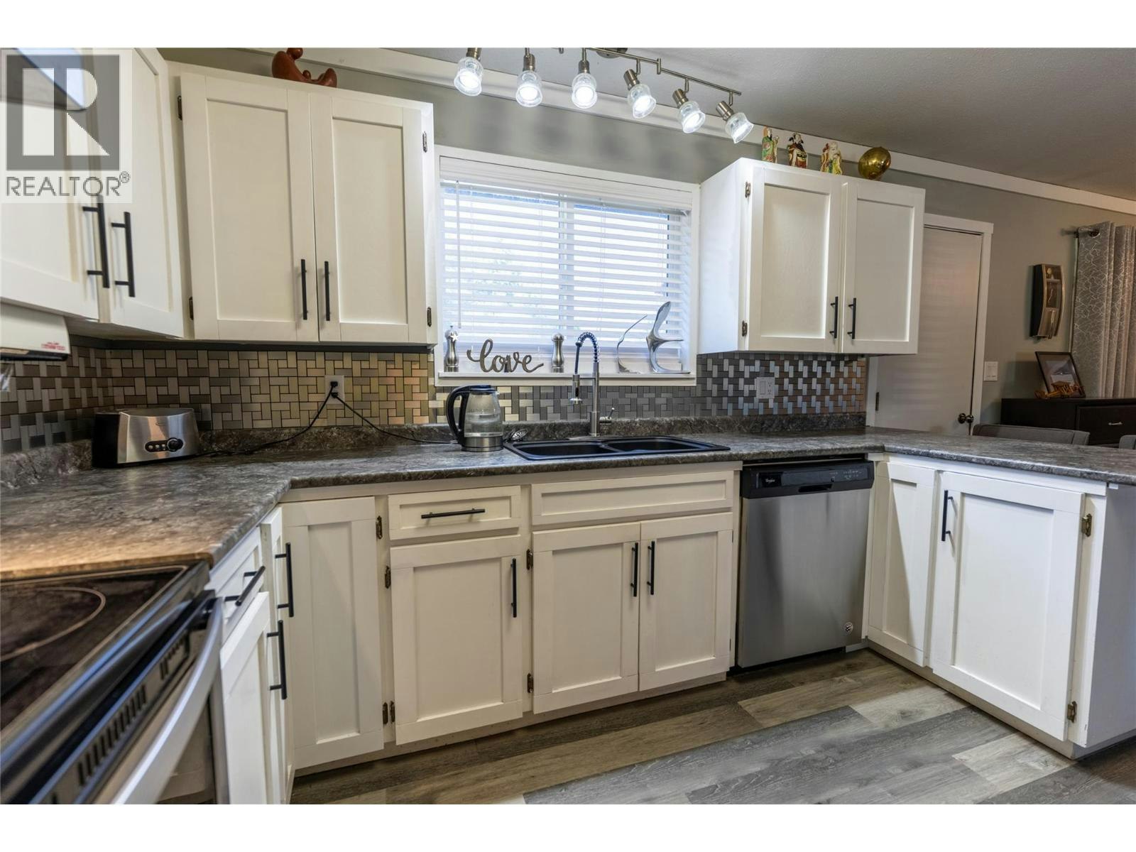 411 Gertrude Street, Midway, BC, V0H 1M0 - 19