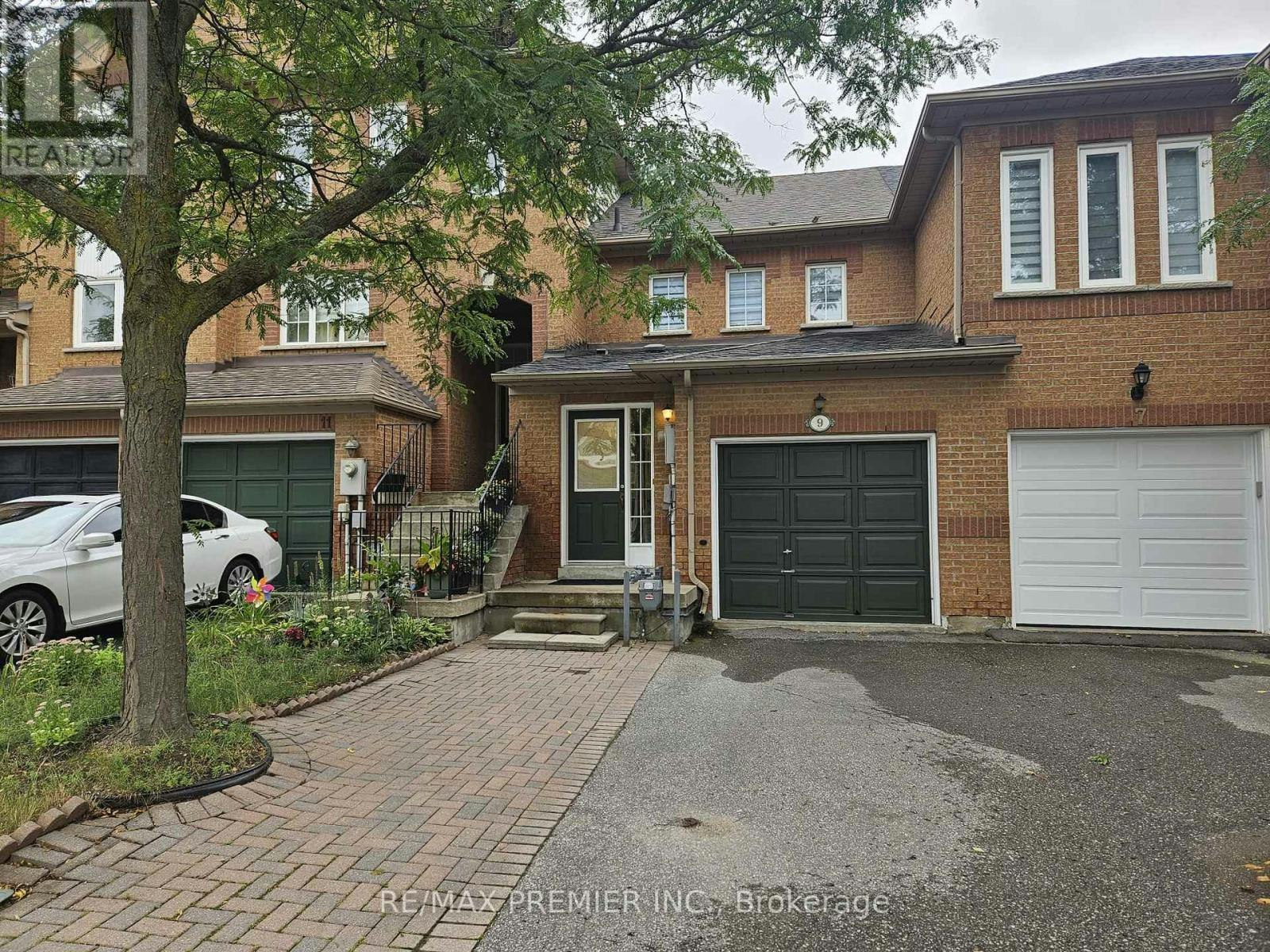 9 Lucena Crescent, Vaughan, ON, L6A 2W6 - 2