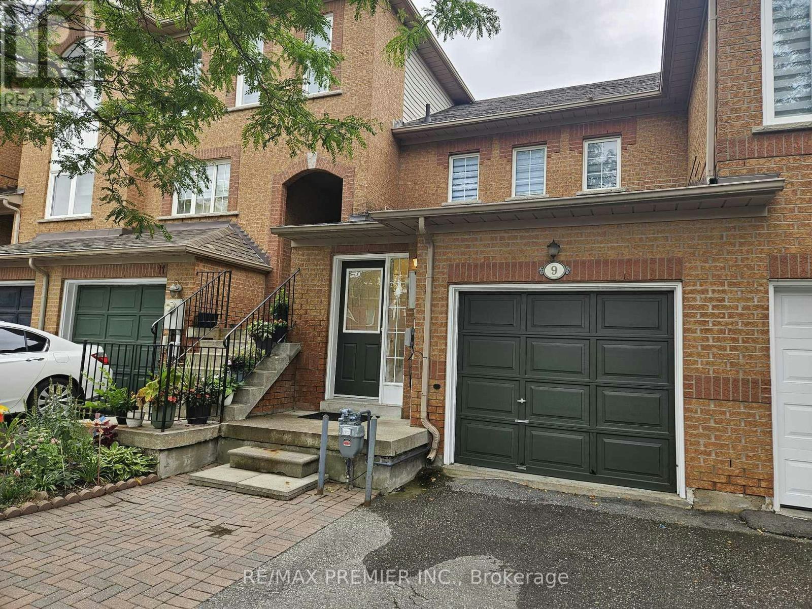 9 Lucena Crescent, Vaughan, ON, L6A 2W6