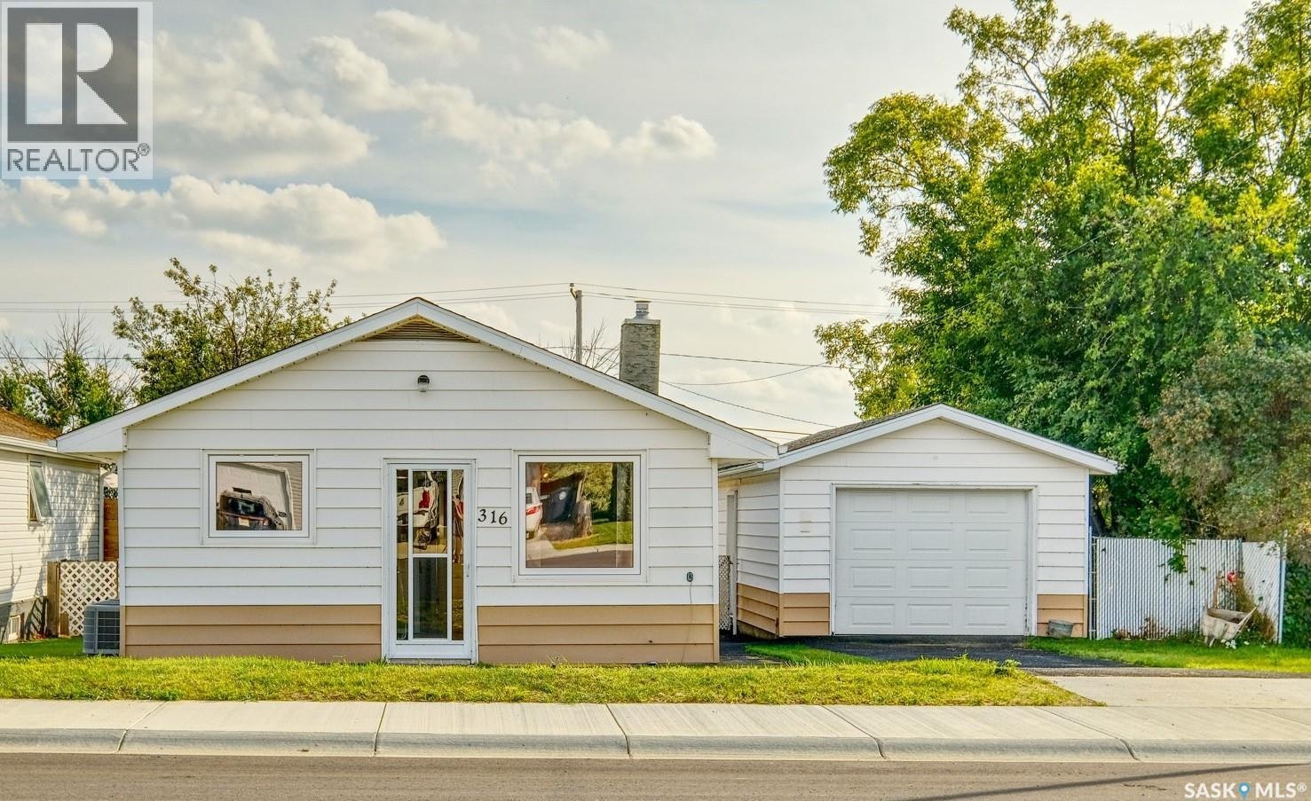 316 2nd Avenue W, Biggar, SK, S0K 0M0