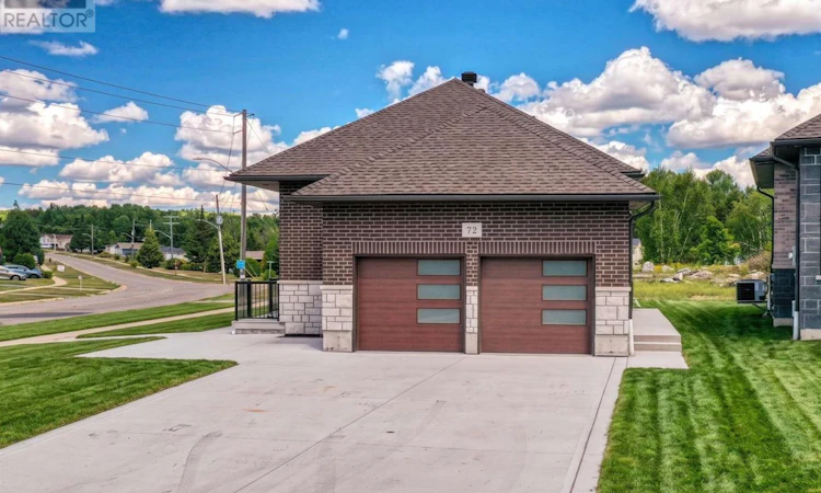 72 Mclaren Crescent