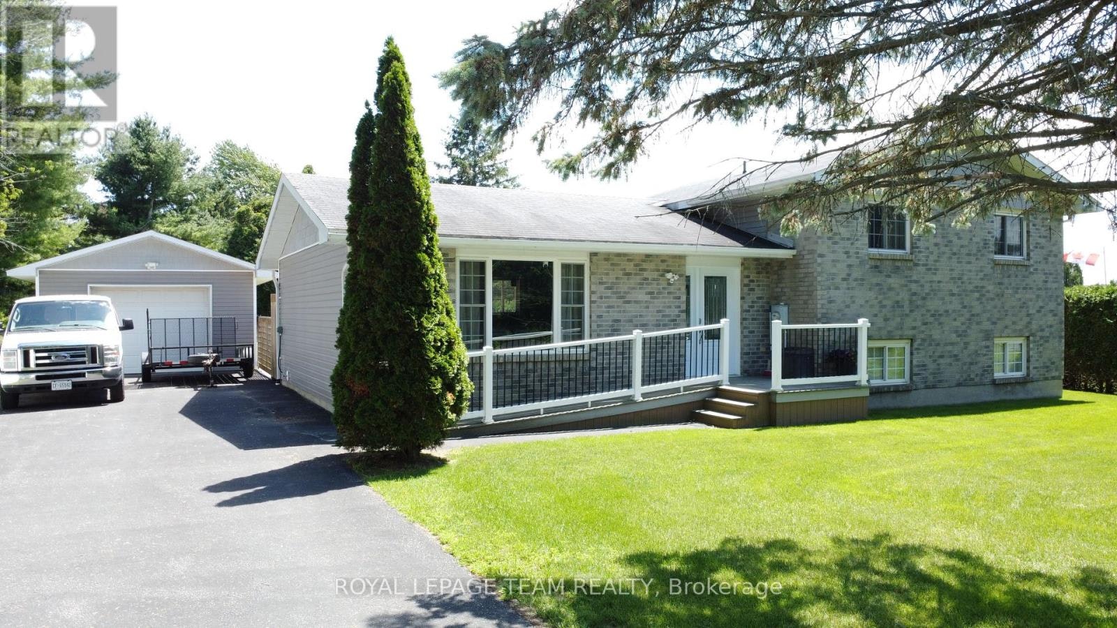 12078 Lakeshore Drive E, Iroquois, ON, K0C 1X0