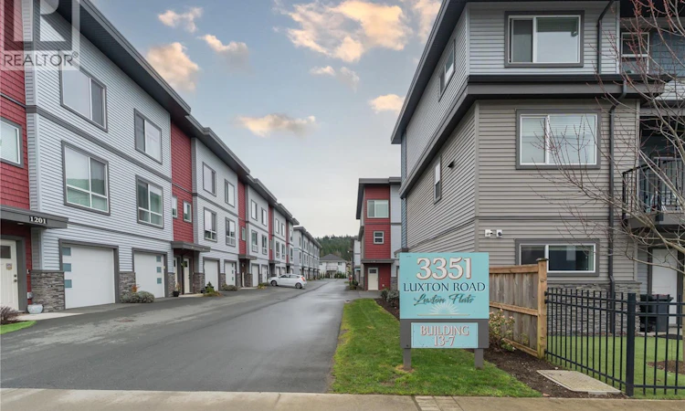 402-3351 Luxton Road