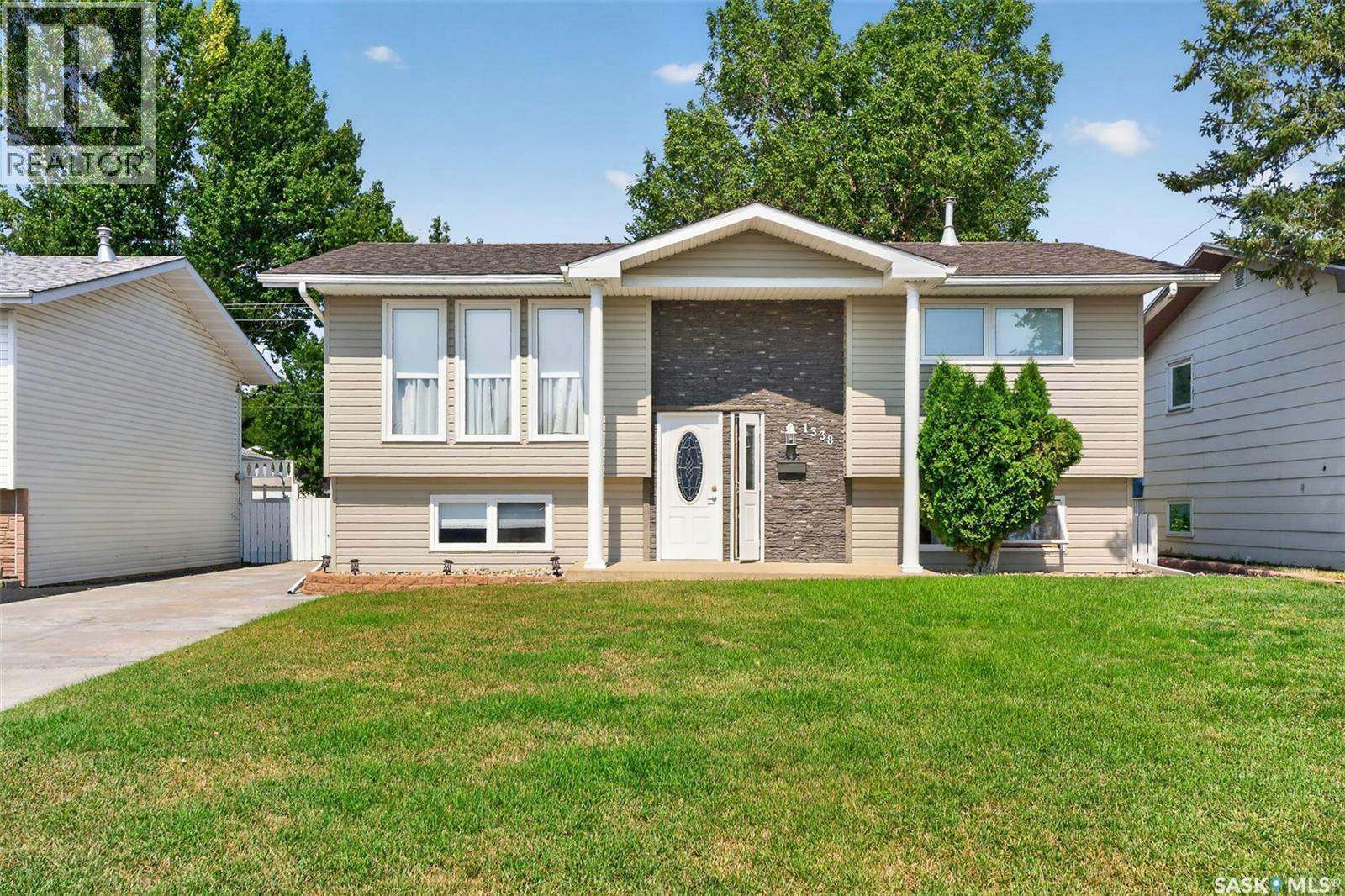 1338 Glendale Street, Moose Jaw, SK, S6H 6Y9