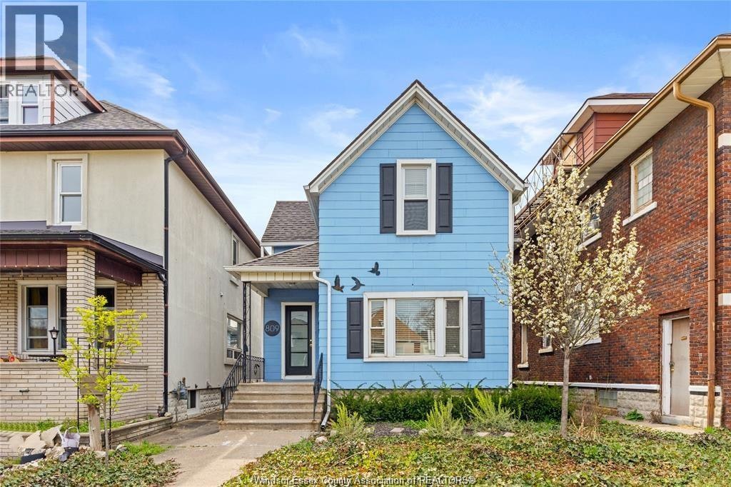 809 Gladstone, Windsor, ON, N9A 2R3