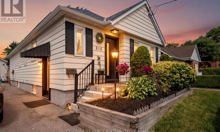 816 Simcoe Street N