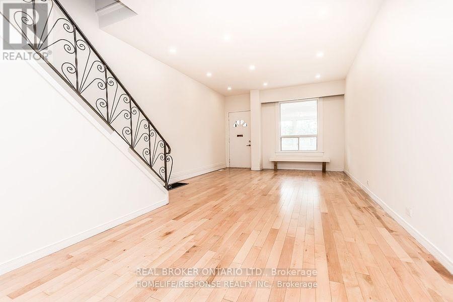 UPPER-20 Golden Avenue, Toronto, ON, M6R 2J4 - 2