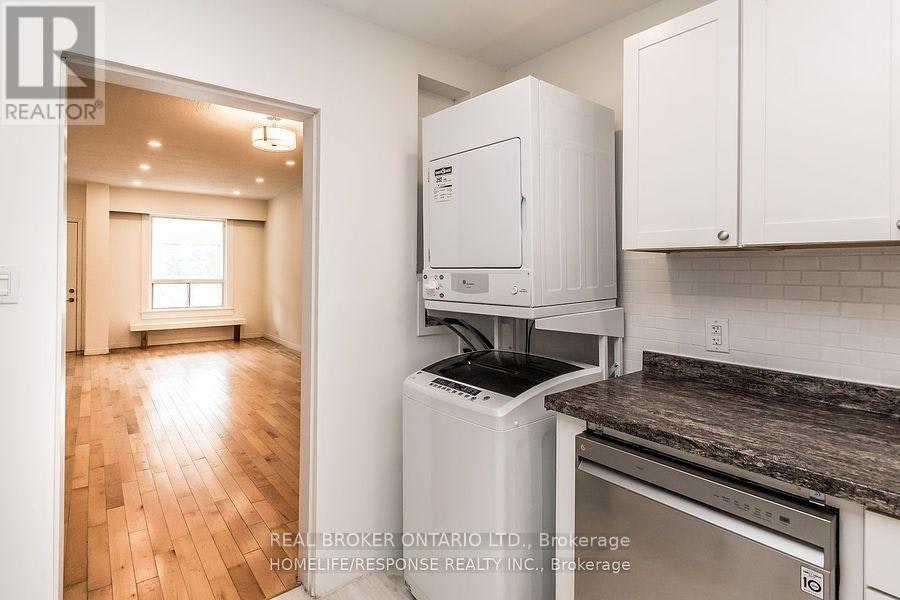 UPPER-20 Golden Avenue, Toronto, ON, M6R 2J4 - 16