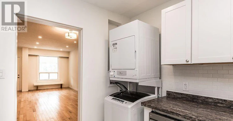 UPPER-20 Golden Avenue, Toronto, ON, M6R 2J4 - 16