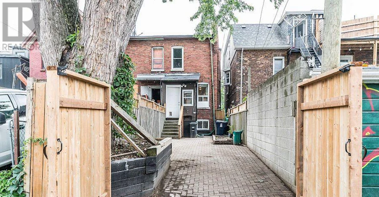 UPPER-20 Golden Avenue, Toronto, ON, M6R 2J4 - 18