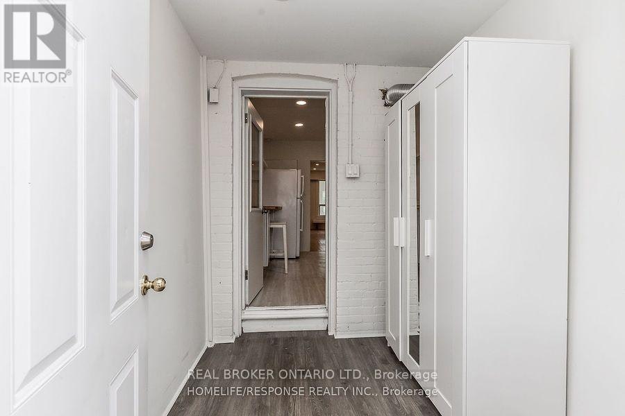 UPPER-20 Golden Avenue, Toronto, ON, M6R 2J4 - 14
