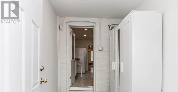 UPPER-20 Golden Avenue, Toronto, ON, M6R 2J4 - 14
