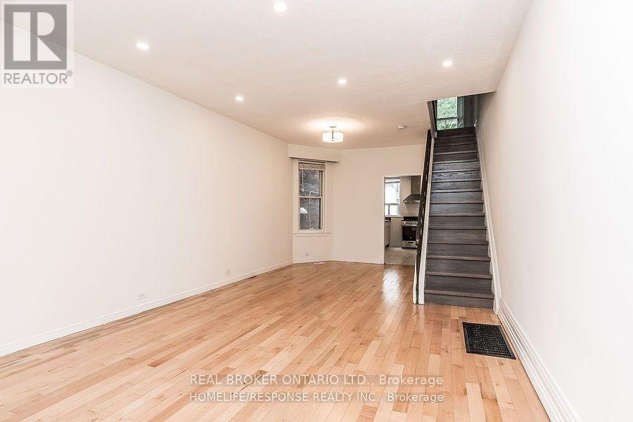 UPPER-20 Golden Avenue, Toronto, ON, M6R 2J4 - 3