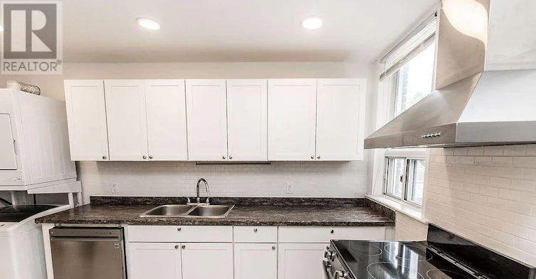 UPPER-20 Golden Avenue, Toronto, ON, M6R 2J4 - 9