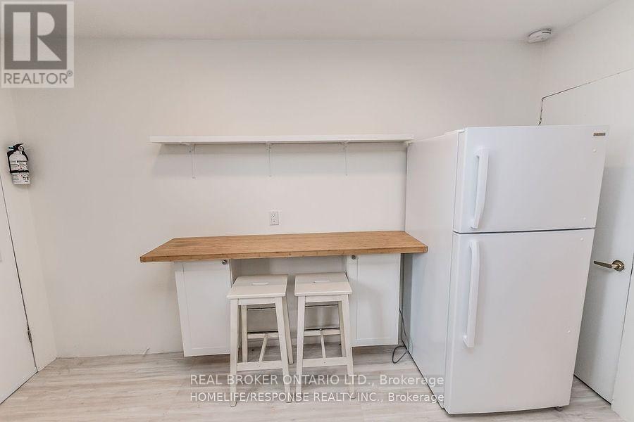 UPPER-20 Golden Avenue, Toronto, ON, M6R 2J4 - 8