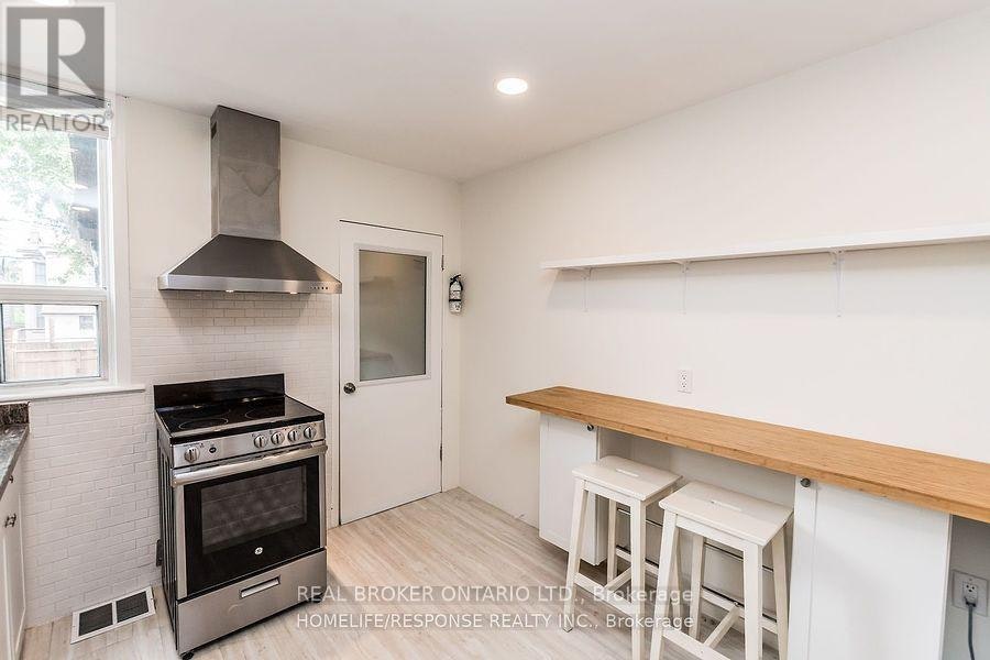UPPER-20 Golden Avenue, Toronto, ON, M6R 2J4 - 12
