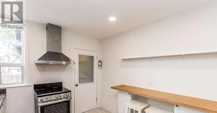 UPPER-20 Golden Avenue, Toronto, ON, M6R 2J4 - 12