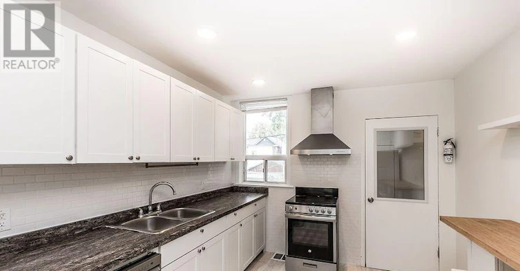 UPPER-20 Golden Avenue, Toronto, ON, M6R 2J4 - 6