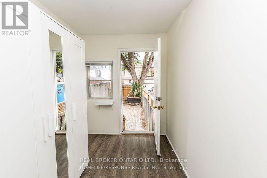 UPPER-20 Golden Avenue, Toronto, ON, M6R 2J4 - 17