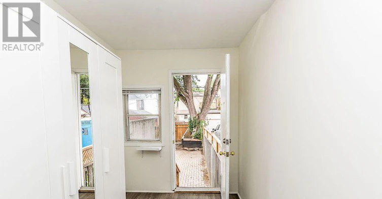 UPPER-20 Golden Avenue, Toronto, ON, M6R 2J4 - 17