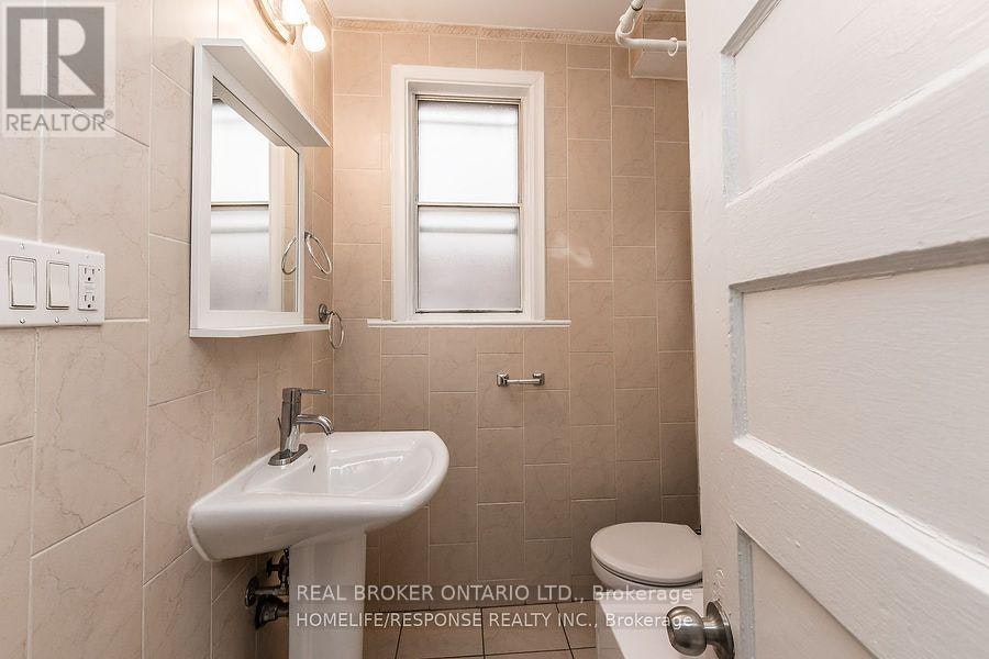 UPPER-20 Golden Avenue, Toronto, ON, M6R 2J4 - 13