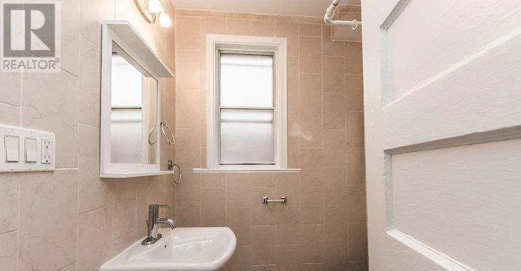 UPPER-20 Golden Avenue, Toronto, ON, M6R 2J4 - 13