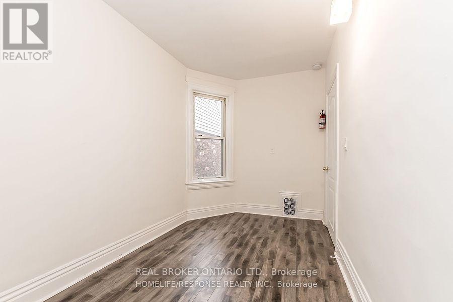 UPPER-20 Golden Avenue, Toronto, ON, M6R 2J4 - 7