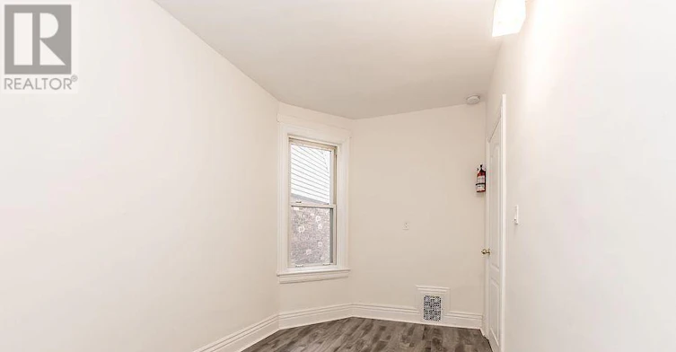 UPPER-20 Golden Avenue, Toronto, ON, M6R 2J4 - 7