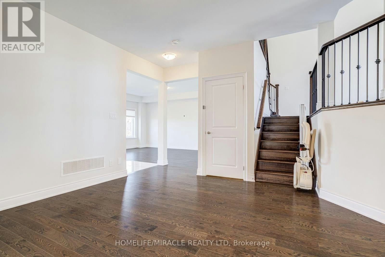 25 Lorne Thomas Place, New Tecumseth, ON, L9R 0T8 - 4