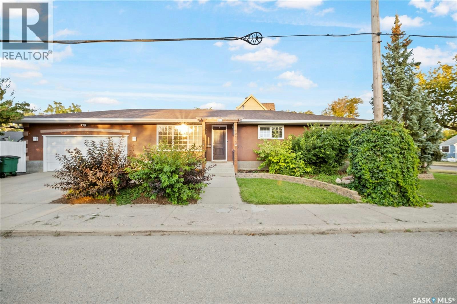 405 4th Avenue NE, Moose Jaw, SK, S6H 8B8
