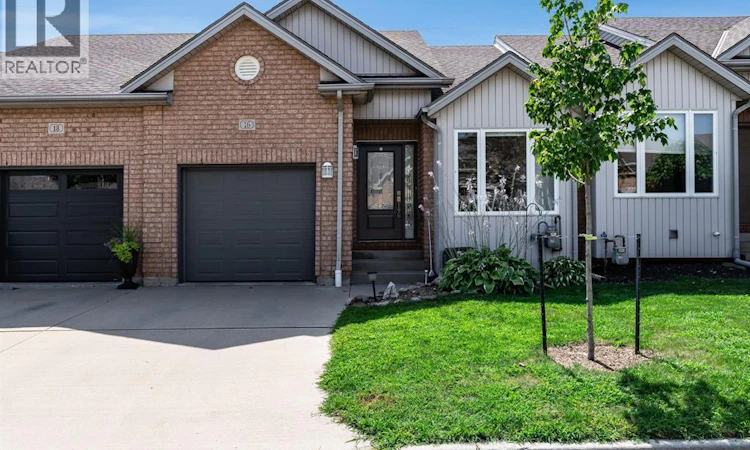 16 Erie Glen Crescent