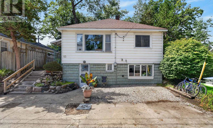 13 Warwick Avenue