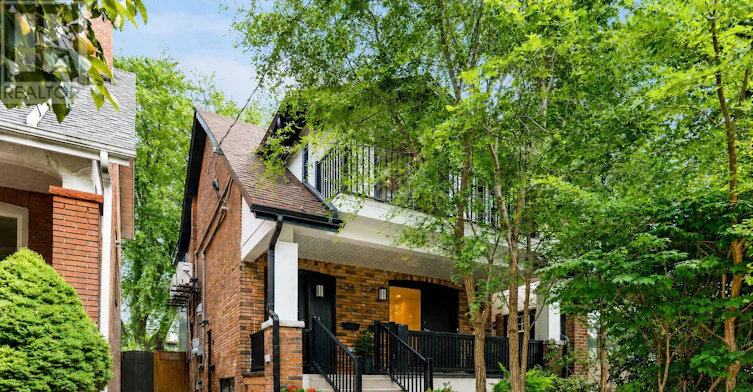B-225 Gainsborough Road, Toronto, ON, M4L 3C7