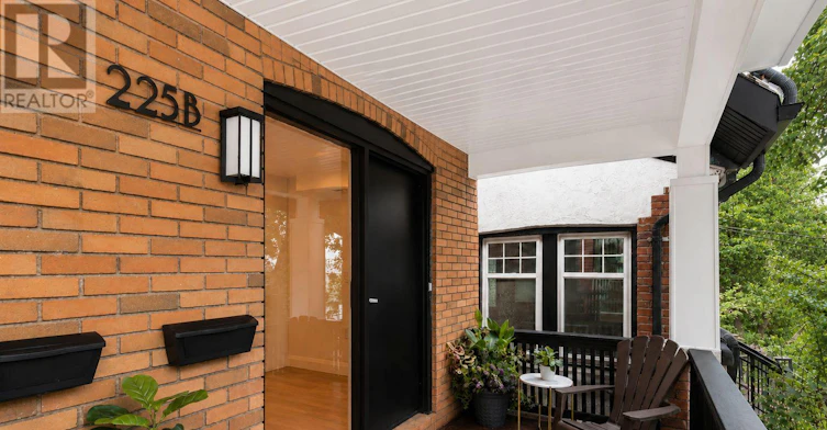 B-225 Gainsborough Road, Toronto, ON, M4L 3C7 - 3