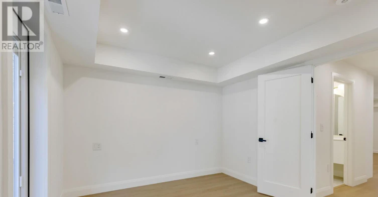 B-225 Gainsborough Road, Toronto, ON, M4L 3C7 - 18