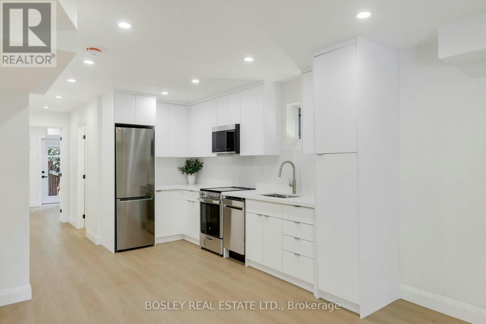 B-225 Gainsborough Road, Toronto, ON, M4L 3C7 - 10