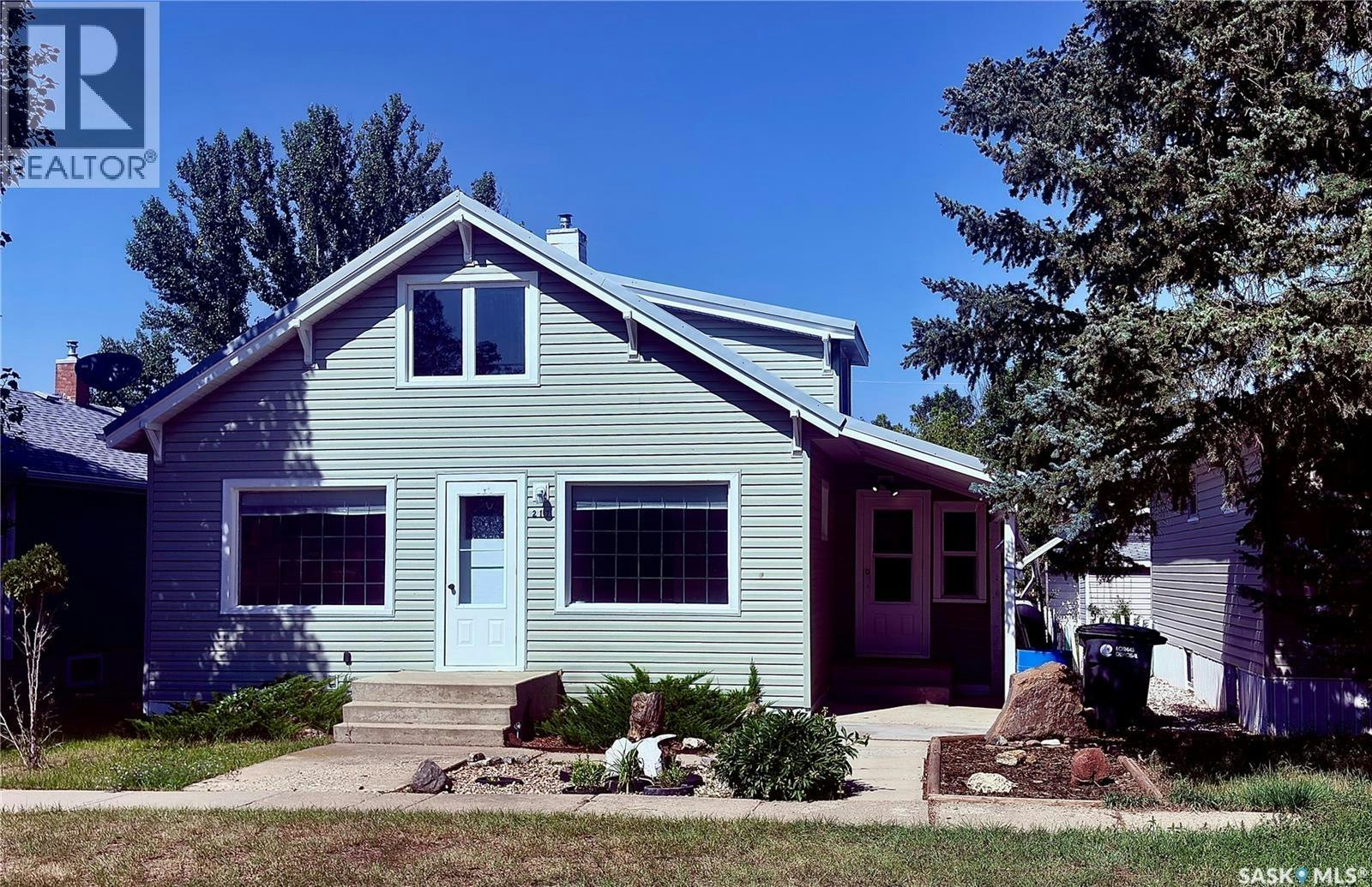 217 7th Avenue E, Assiniboia, SK, S0H 0B0