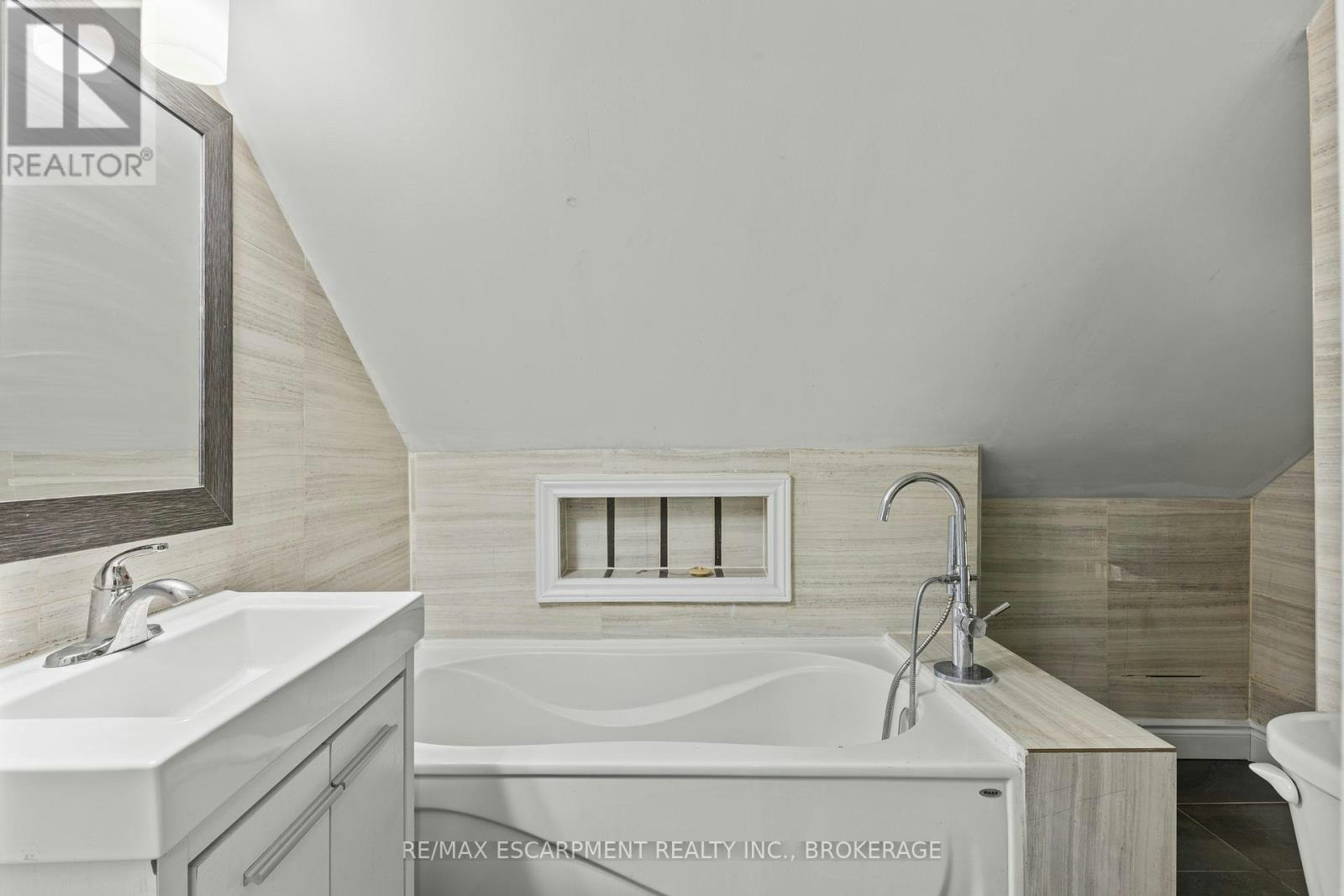 UPPER-1 West Street N, Thorold, ON, L2V 2R8 - 18