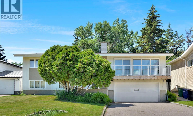 2113 Spadina Crescent E