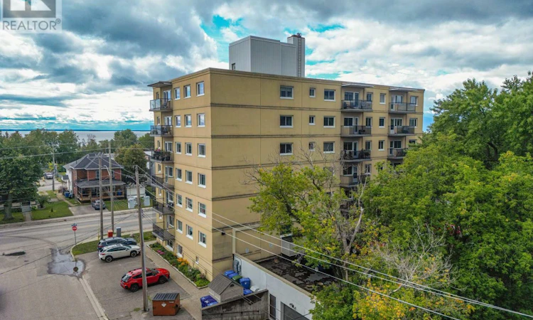 202-810 Main Street W